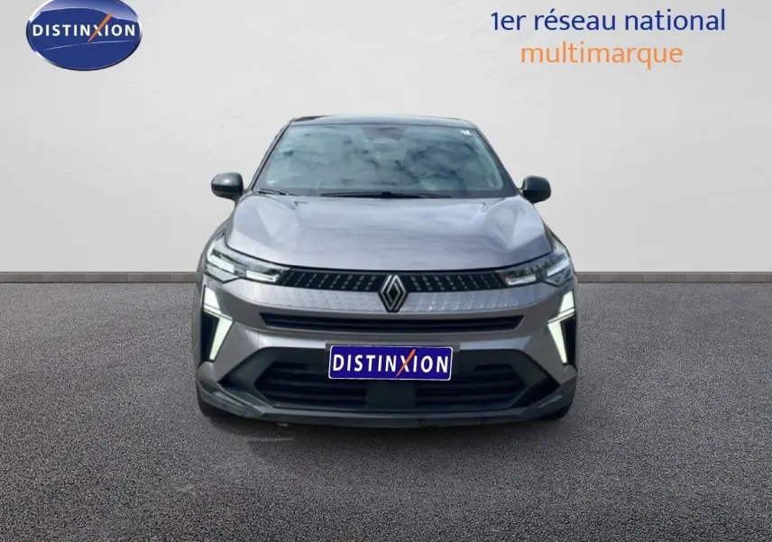 Vue frontale d’un Renault Captur gris Cassiopée métal avec toit noir, mettant en valeur ses feux LED et sa calandre moderne.
