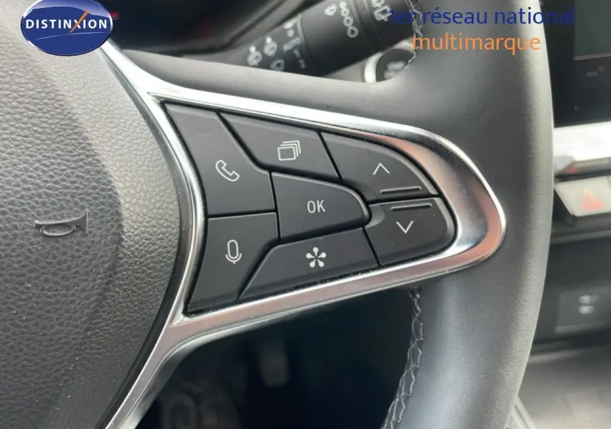 Gros plan sur les commandes multifonctions à droite du volant noir du Renault Captur 2025, finition Technno.