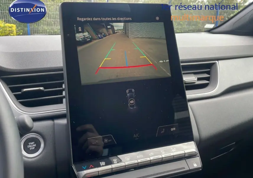Vue intérieure centrée sur l'écran tactile affichant la caméra de recul du Renault Captur gris cassiopée métal avec toit noir.
