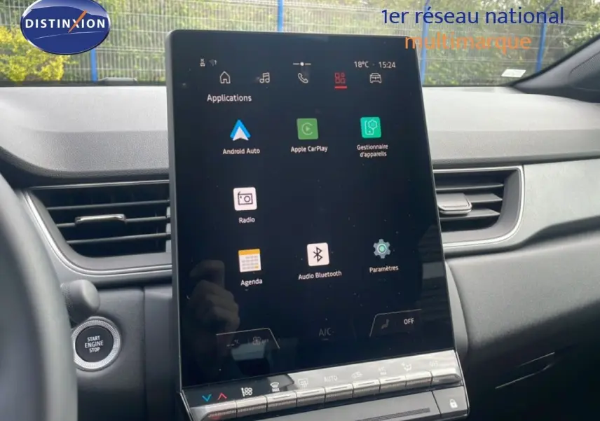 Vue intérieure centrée sur l’écran tactile du tableau de bord du Renault Captur gris cassiopée métal avec toit noir.