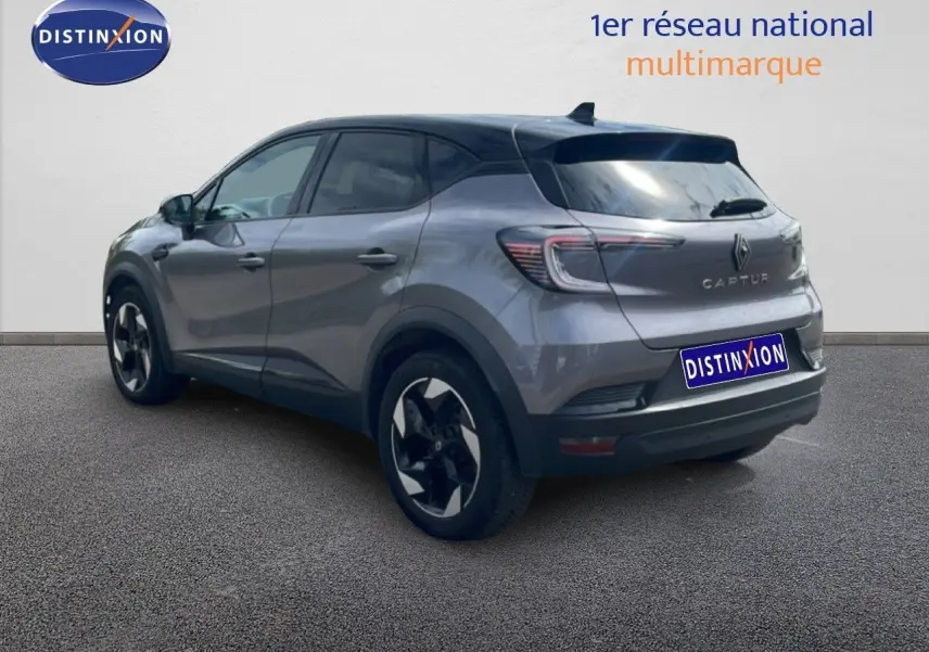 Vue 3/4 arrière droite d’un Renault Captur gris cassiopée métal avec toit noir et jantes bi-ton.