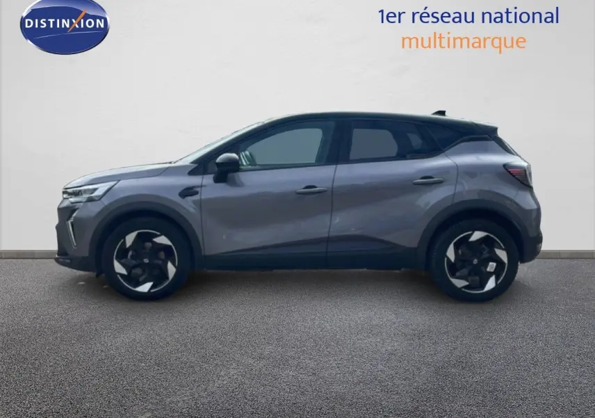 Profil côté gauche du Renault Captur 2025 gris Cassiopée métal avec toit noir, roues bi-ton et lignes modernes.