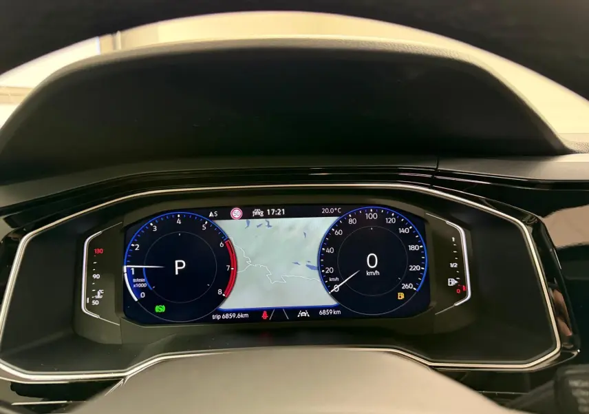 Vue rapprochée du tableau de bord numérique de la Volkswagen Taigo 2025 affichant la navigation et les compteurs digitaux.