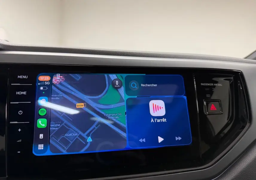Écran tactile central du Volkswagen Taigo 2025 affichant la navigation et les commandes multimédia.