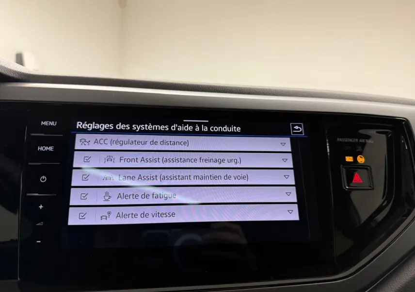 Écran tactile intérieur affichant les réglages d'aide à la conduite du Volkswagen Taigo 2025.