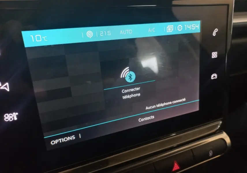 Écran tactile central de la Citroën C3 2024 affichant la connexion Bluetooth et les réglages climatisation.