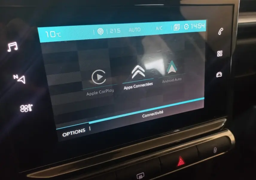 Écran tactile central de la Citroën C3 2024 affichant les options Apple CarPlay et Android Auto en mode connectivité.