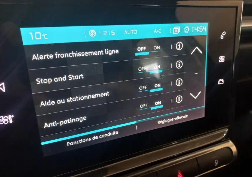 Écran tactile central de la Citroën C3 2024 affichant les réglages d’aides à la conduite, intérieur noir.