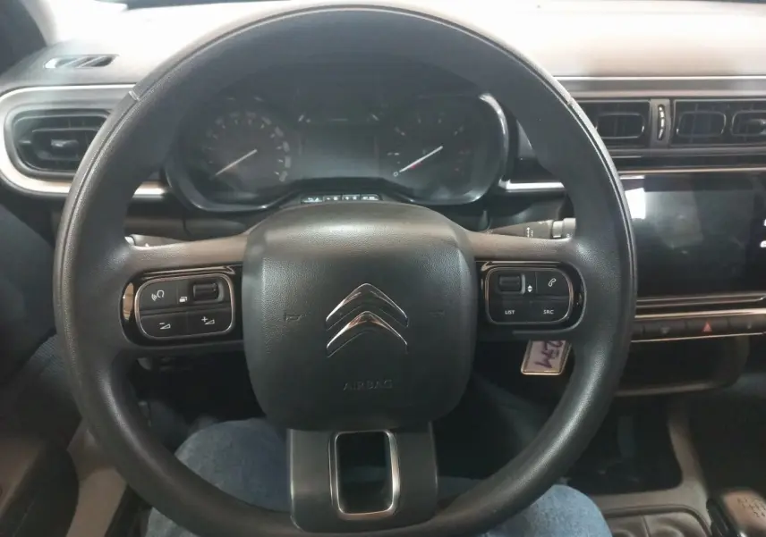 Vue centrée sur le volant multifonctions noir de la Citroën C3 2024 avec tableau de bord et écran tactile en arrière-plan.