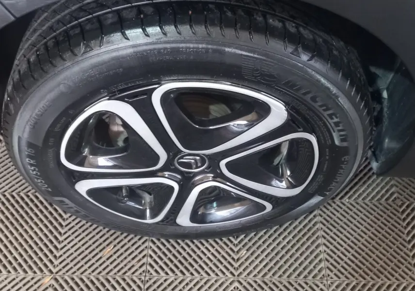 Gros plan sur la roue avant gauche noire d'une Citroën C3 2024 avec jante alliage au design moderne et pneu Michelin.