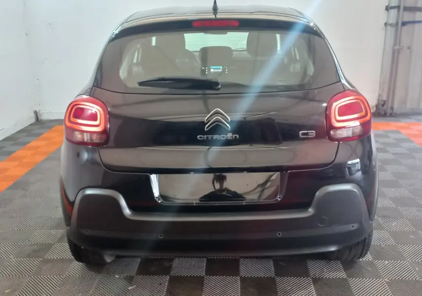 Vue arrière d'une Citroën C3 noire 2024 avec feux arrière LED et logo Citroën bien visible.