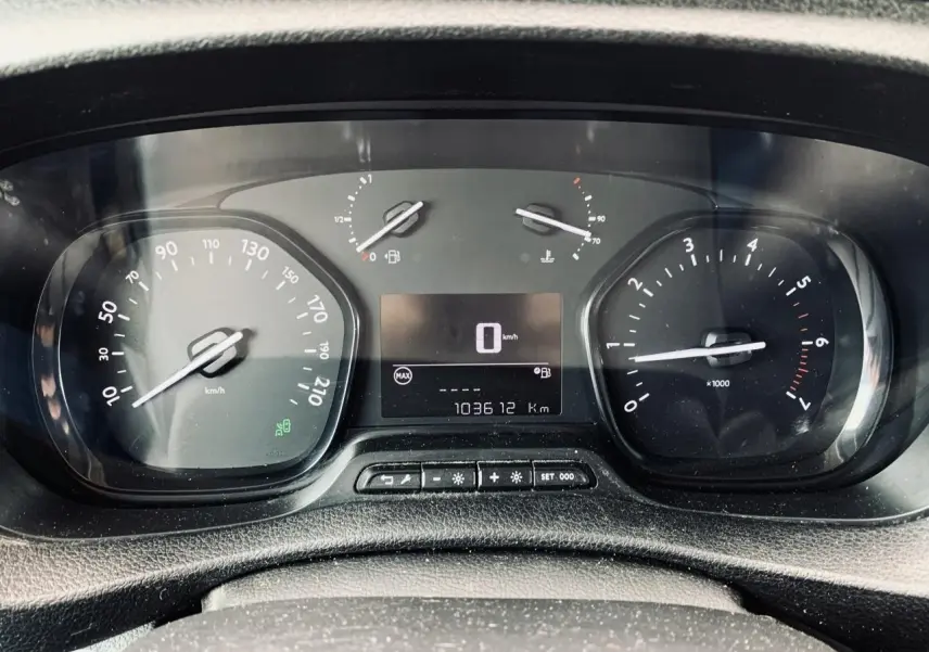 Vue rapprochée du tableau de bord du Citroën Jumpy XL blanc, affichant compteur et indicateurs numériques.