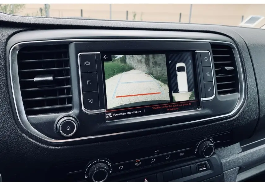 Écran tactile central du Citroën Jumpy XL blanc de 2020 affichant la caméra de recul et l'aide au stationnement arrière.