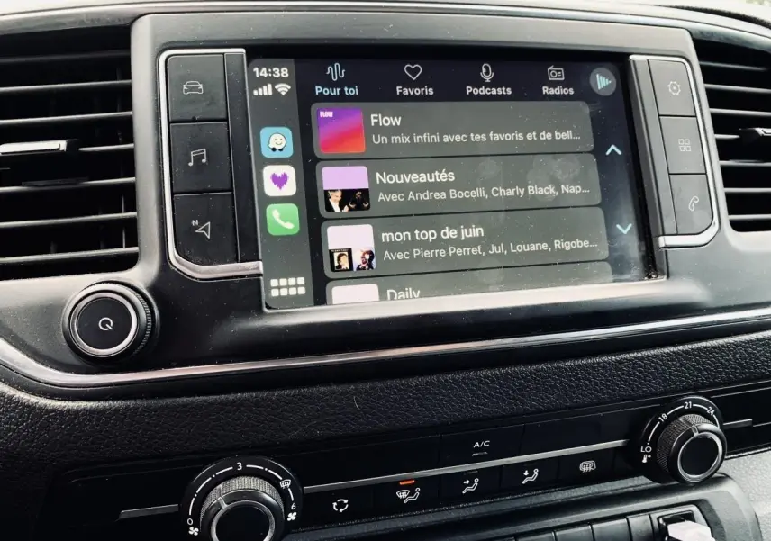 Gros plan sur l'écran tactile 7 pouces et la console centrale noire du Citroën Jumpy XL 2020 avec commandes climatisation et USB.