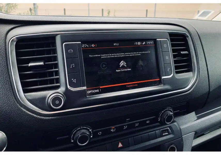 Tableau de bord noir du Citroën Jumpy XL 2020 avec écran tactile 7 pouces affichant les apps connectées.