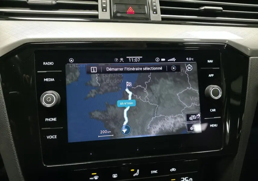 Écran tactile central de navigation de la Volkswagen Passat SW 2.0 TDI 2021 affichant un itinéraire sur fond noir.