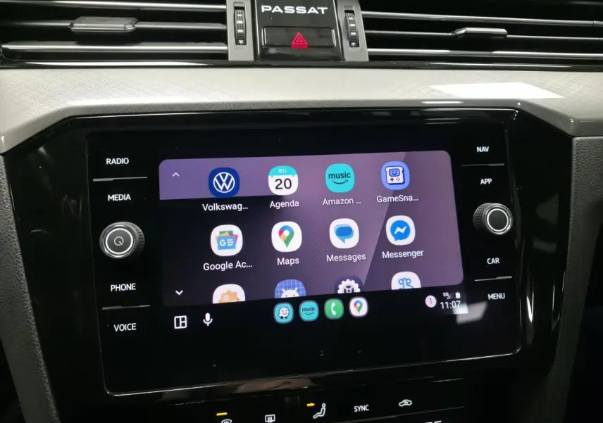 Écran tactile 8 pouces du système infotainment de la Volkswagen Passat SW gris, avec applications connectées affichées.