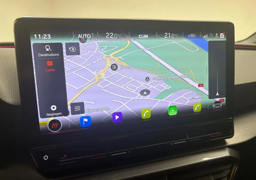 Écran tactile central de navigation affichant une carte, à l'intérieur d'une CUPRA Leon 2024 blanc Nevada.