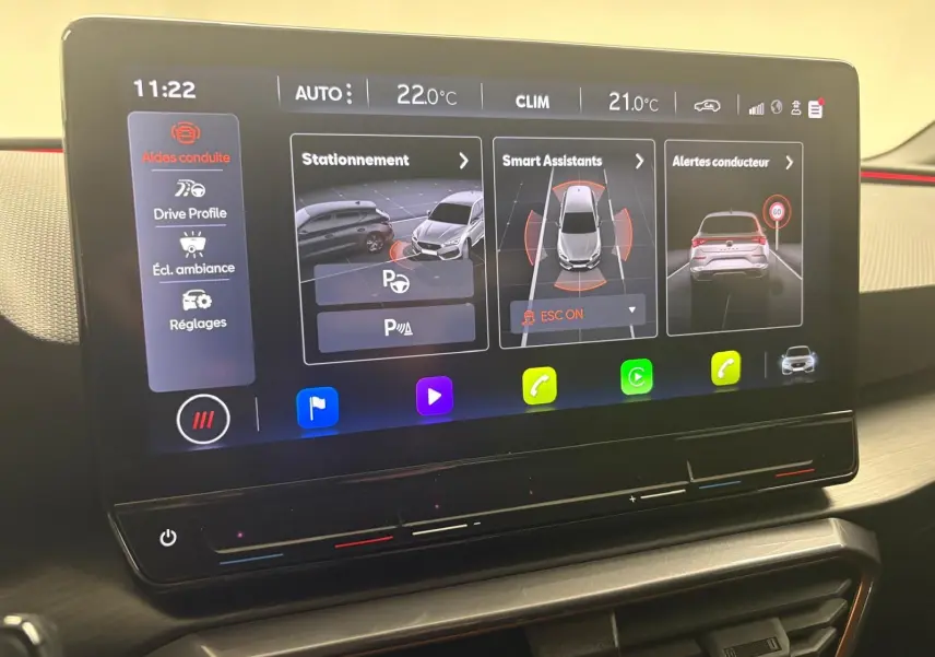 Écran tactile intérieur du CUPRA Leon 2024 montrant les aides à la conduite et la climatisation.