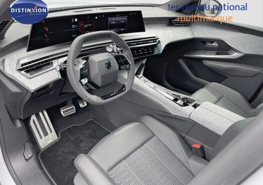Vue intérieure côté conducteur du Peugeot 5008 Hybrid 145 GT 2025, tableau de bord moderne avec écran large et finitions grises.