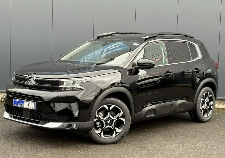 Citroën C5 Aircross noir Perla en 3/4 avant droit, avec jantes alliage bi-ton et barres de toit noires.