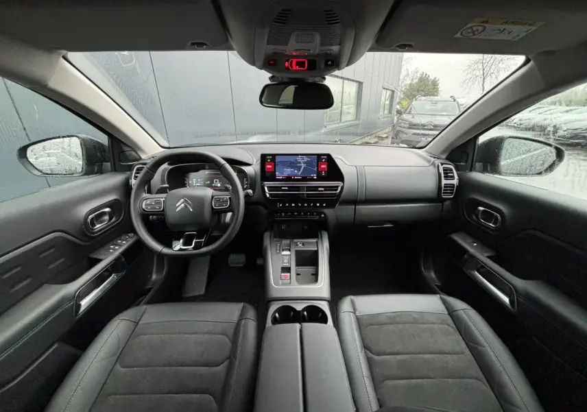 Vue intérieure avant du Citroën C5 Aircross 2025 avec tableau de bord numérique et sièges Alcantara noirs Urban Black.