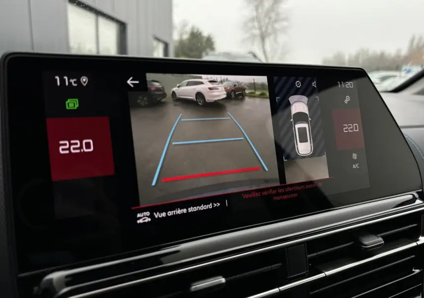 Écran tactile intérieur montrant la caméra de recul et l'affichage de la climatisation à 22°C sur Citroën C5 Aircross 2025.