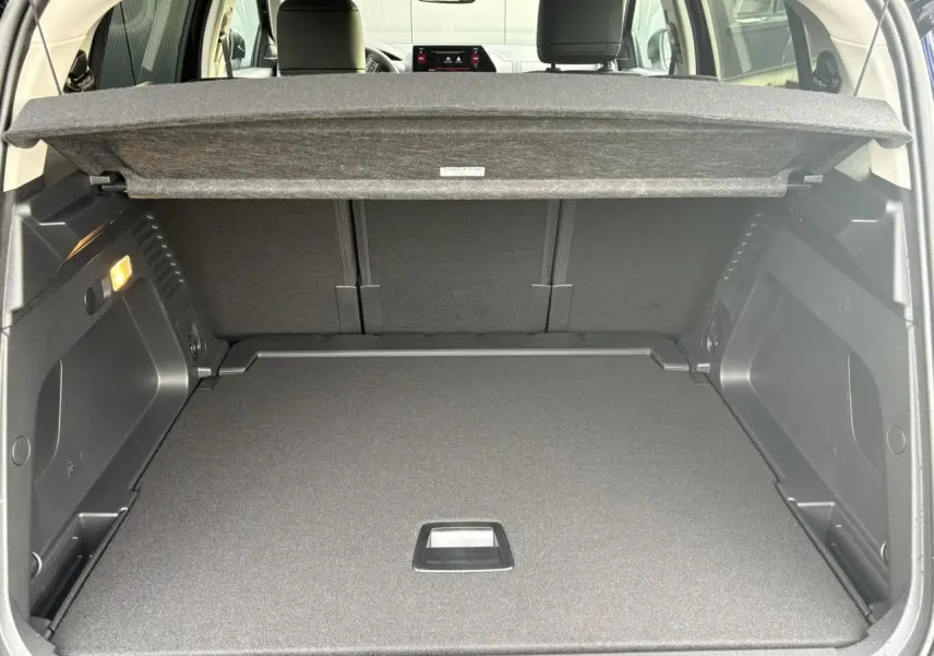 Vue intérieure du coffre ouvert du Citroën C5 Aircross Noir Perla, montrant la tablette de séparation et les sièges arrière.