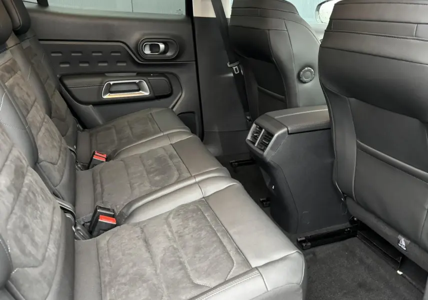 Vue intérieure arrière côté droit du Citroën C5 Aircross 2025 avec sièges Alcantara noir et console centrale.