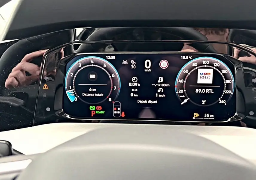 Vue rapprochée du tableau de bord numérique de la Volkswagen Golf noire 2026, affichant la vitesse et les informations de conduite.