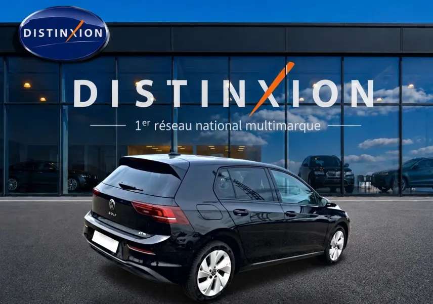 Volkswagen Golf 1.5 etsi evo2 noir vue 3/4 arrière droit devant showroom Distinxion.