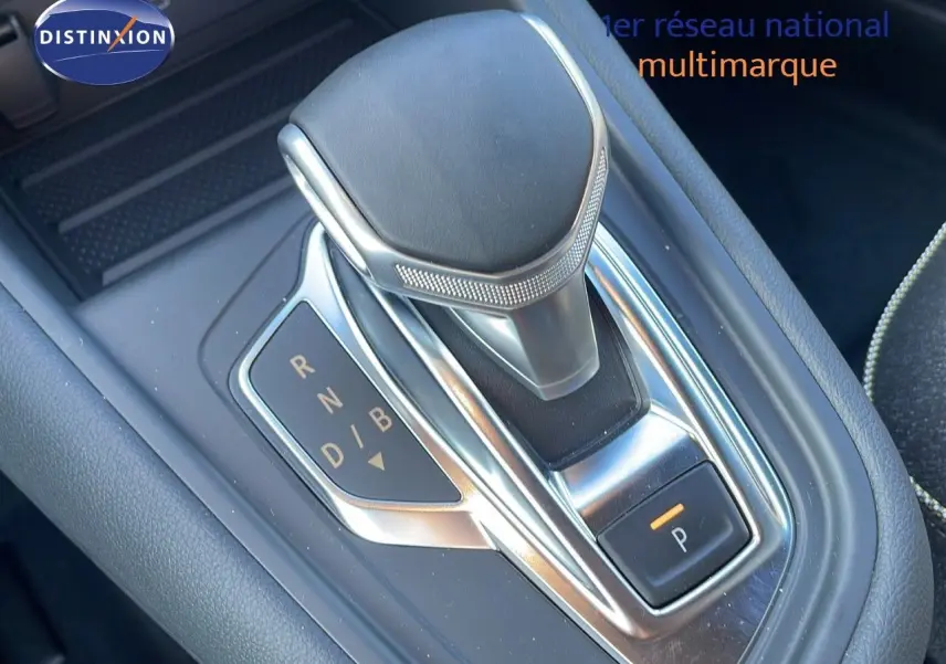 Le levier de vitesses automatique en gros plan dans l'habitacle du Renault Captur hybride 2025.