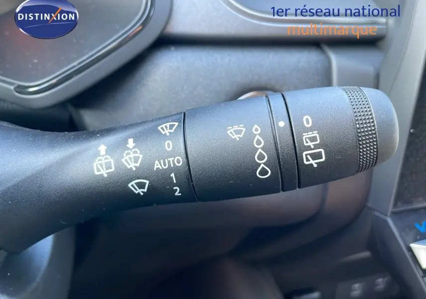 Gros plan sur la commande des essuie-glaces du Renault Captur E-Tech hybride 2025, intérieur noir.