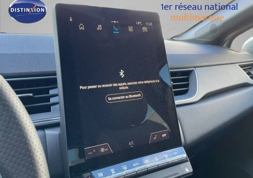 Écran tactile central allumé dans l’habitacle du Renault Captur blanc nacré avec toit gris, vue côté passager.