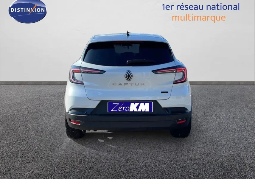 Vue arrière du Renault Captur E-Tech hybride blanc nacré avec toit gris, mettant en valeur ses feux LED distinctifs.