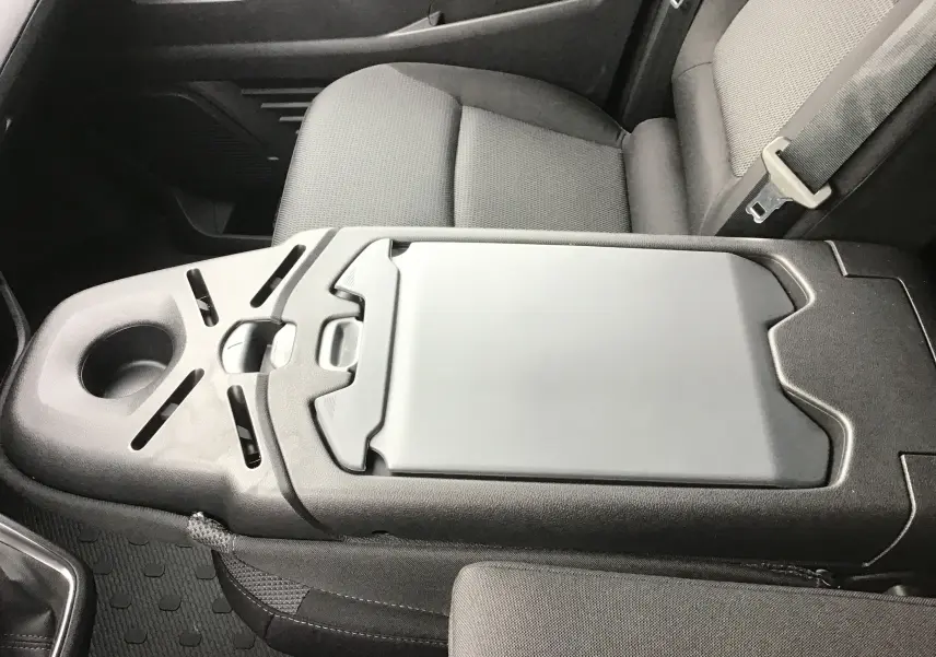 Vue rapprochée de la console centrale noire et des sièges gris du Renault Trafic Fourgon L1H1 2025 côté passager.