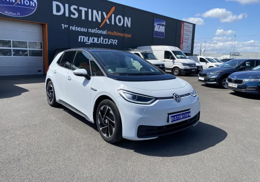 Volkswagen ID.3 blanc glacier métallisé en 3/4 avant droit, avec jantes alliage noires et toit noir panoramique.