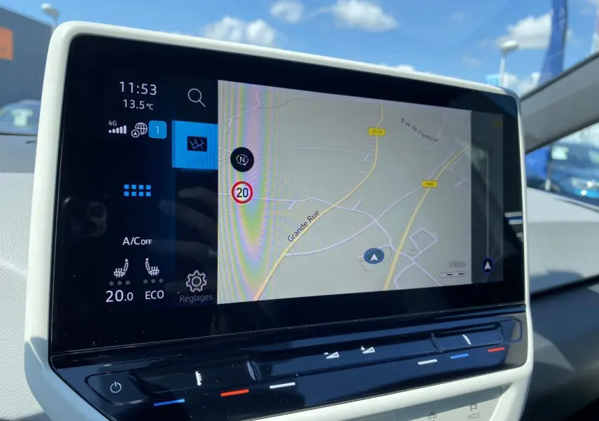 Écran tactile central affichant la navigation dans l'habitacle d'une Volkswagen ID.3 blanc glacier.
