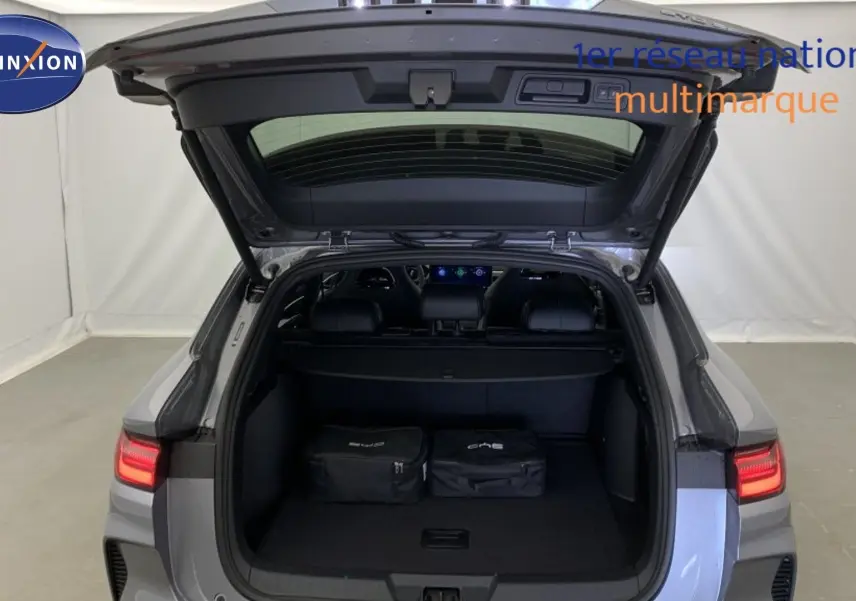 Gros plan sur les commandes de réglage électrique du siège côté conducteur du BYD SEAL U gris Time Grey 2025.