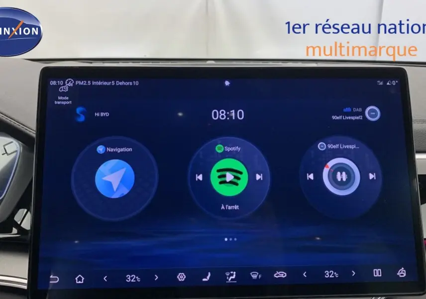 Gros plan sur le feu arrière droit allumé d’un BYD SEAL U Time Grey, soulignant la finition moderne du hayon.