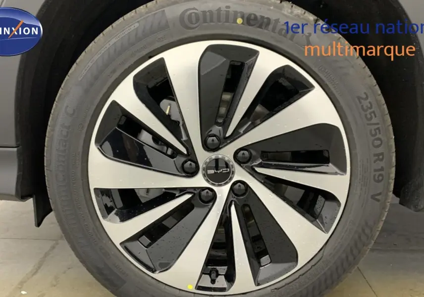 Écran tactile intérieur montrant la caméra 360° et l’aide au stationnement du BYD SEAL U gris Time Grey.