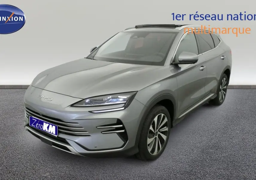 Vue 3/4 avant d’un BYD SEAL U gris Time Grey avec toit ouvrant panoramique et jantes alliage bicolores.