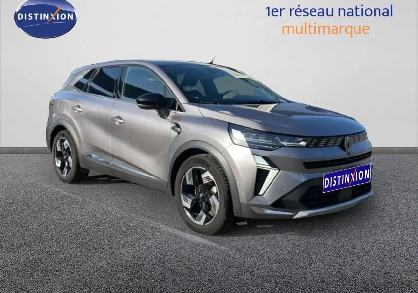Renault Symbioz 2025 gris cassiopée métal en 3/4 avant, avec jantes modernes et calandre distinctive.