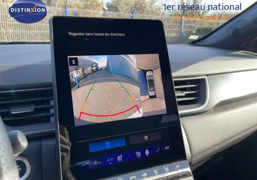 Vue rapprochée de l’écran central du Renault Symbioz 2025 montrant la caméra de recul et l’affichage 360° du stationnement.