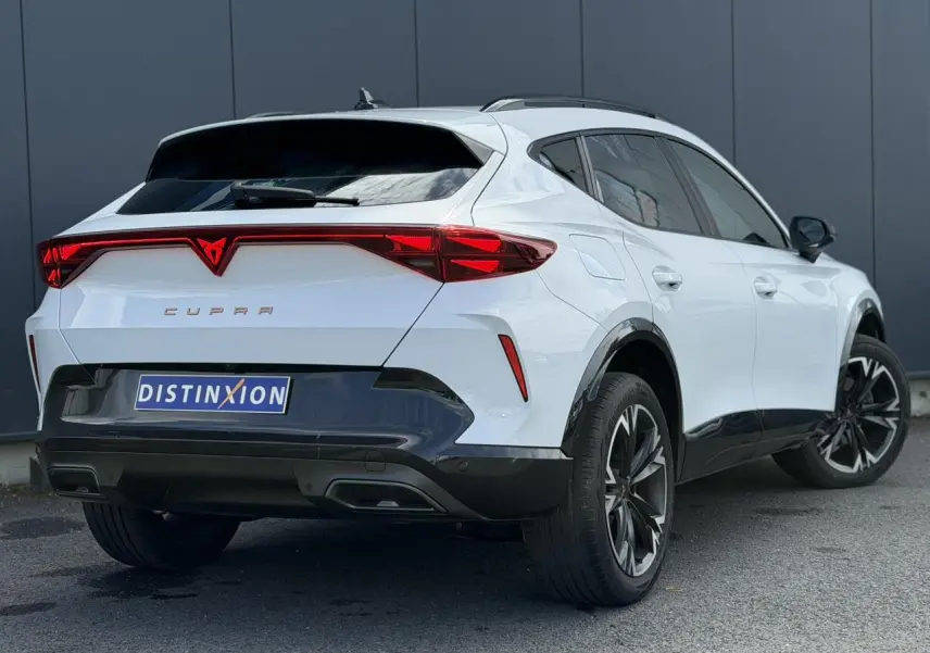 Vue 3/4 arrière droite du CUPRA Formentor blanc Neige avec signature lumineuse Tri-LED et jantes alliage 18 pouces.