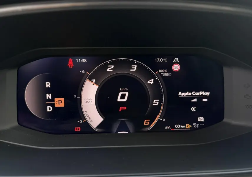 Affichage numérique du tableau de bord du CUPRA Formentor blanc, montrant la vitesse à 0 km/h et Apple CarPlay actif.