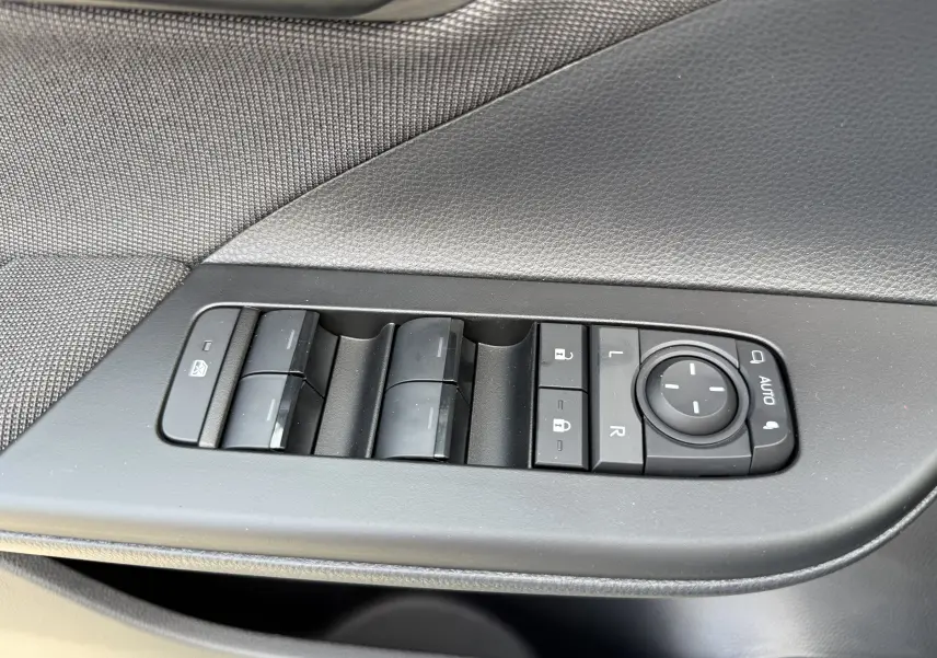 Panneau de commandes des vitres et rétroviseurs côté gauche intérieur du Toyota C-HR gris atlas 2025.