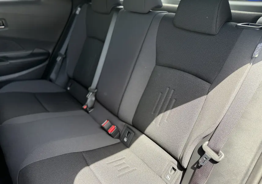 Vue rapprochée des sièges arrière en tissu gris foncé du Toyota C-HR 1.8 Hybride 140 Style 2025.