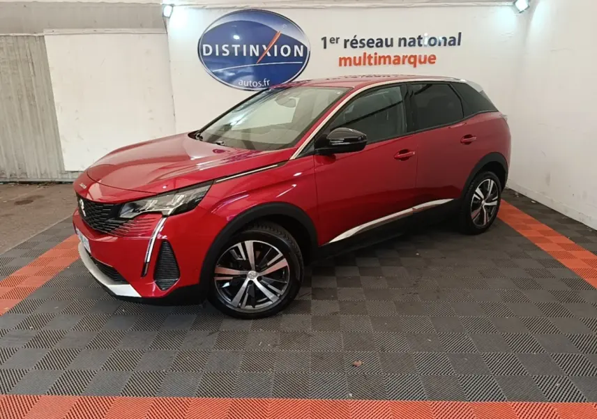 Peugeot 3008 PureTech 130 S&S Allure rouge vue 3/4 avant droit en intérieur avec jantes alliage et toit noir.