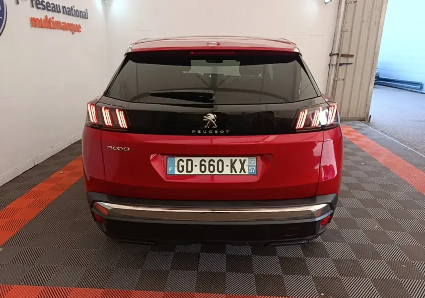Vue arrière d’un Peugeot 3008 rouge avec feux arrière LED caractéristiques et plaque d’immatriculation française.